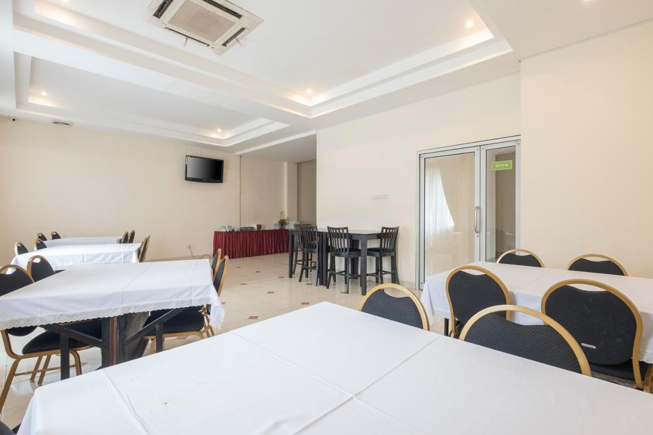 Oyo 424 Asia Hotel 마카사르 외부 사진