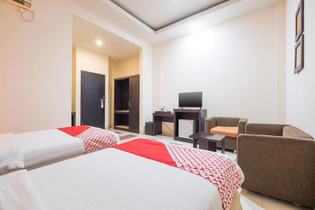Oyo 424 Asia Hotel 마카사르 외부 사진